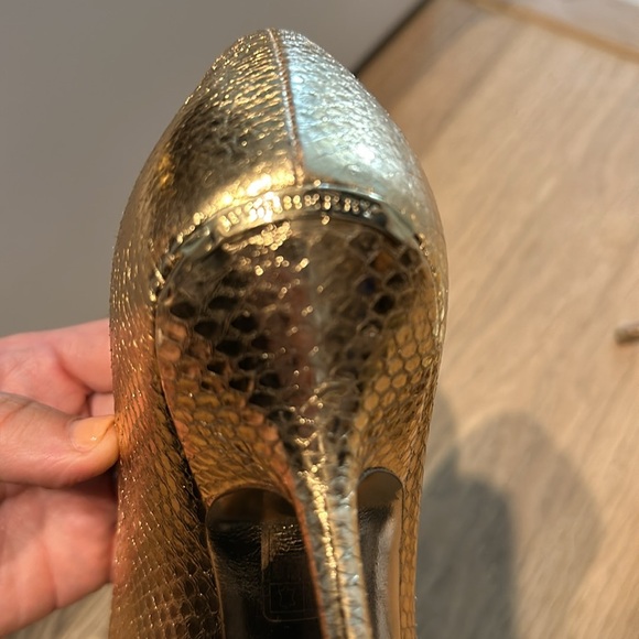 Beautiful gold Burberry heels - Picture 3 of 4